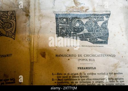 Livre sacré Popol Vuh, musée de la place centrale, Chichicastenango, municipalité du département d'El Quiché, Guatemala, Amérique centrale Banque D'Images