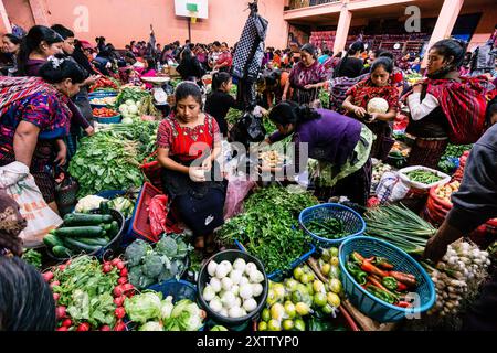 Marché couvert de Santo Tomas, marché du centre historique, Chichicastenango, municipalité du département d'El Quiché, Guatemala, Amérique centrale Banque D'Images