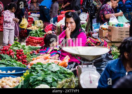 Marché couvert de Santo Tomas, marché du centre historique, Chichicastenango, municipalité du département d'El Quiché, Guatemala, Amérique centrale Banque D'Images