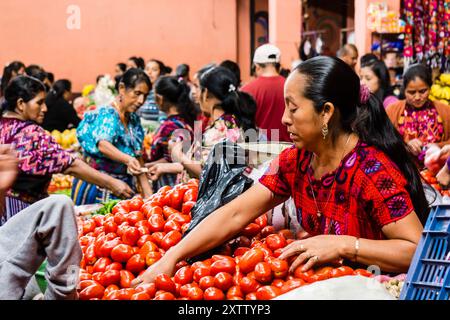 Marché couvert de Santo Tomas, marché du centre historique, Chichicastenango, municipalité du département d'El Quiché, Guatemala, Amérique centrale Banque D'Images