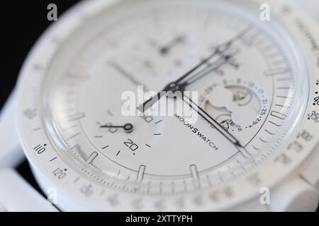 Milan, Italie - 14 août 2024 : gros plan macro sur Omega x Swatch Moonswatch Mission à la montre-bracelet Moonphase avec cadran blanc ABD bracelet. Banque D'Images