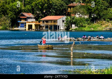 Femmes lavant des vêtements dans le lac Atitlán, Santiago Atitlan, département de Sololá, Guatemala, Amérique centrale Banque D'Images