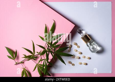 Branche de marijuana avec des feuilles, des capsules pour des cheveux sains et un parfum à base d'huile de cannabis. Marijuana à des fins médicales et cosmétiques Banque D'Images