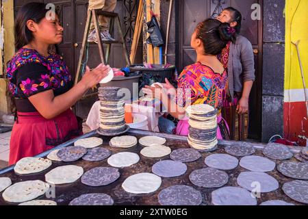 Fabrication de tortilla de maïs, marché, Santo Tomas Chichicastenango, République du Guatemala, Amérique centrale Banque D'Images