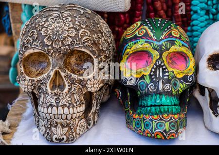 Crânes décorés sur le marché, Santo Tomas Chichicastenango, République du Guatemala, Amérique centrale Banque D'Images