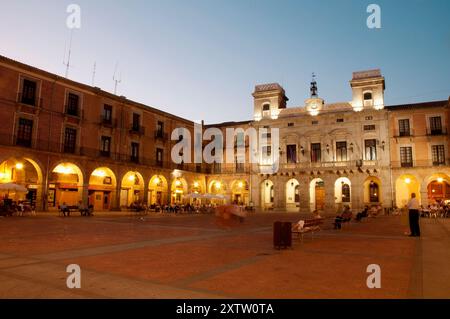 Mercado Chico Square, vue de nuit. Avila, Castilla Leon, Espagne. Banque D'Images