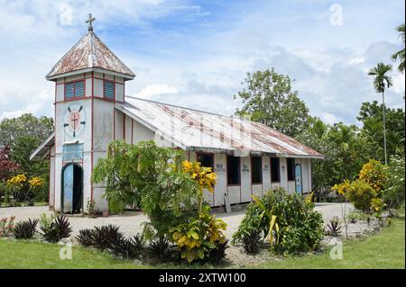 PAPOUASIE-NOUVELLE-GUINÉE, Madang, village Riwo, église luthérienne du bon Pasteur, a été construite en 1955, la plupart des missions chrétiennes ont commencé à l'époque coloniale allemande / PAPUA NEUGUINEA, Madang, Dorf Riwo, lutherische Kirche, viele Missionen sind in der deutschen Kolonialzeit entstanden Banque D'Images