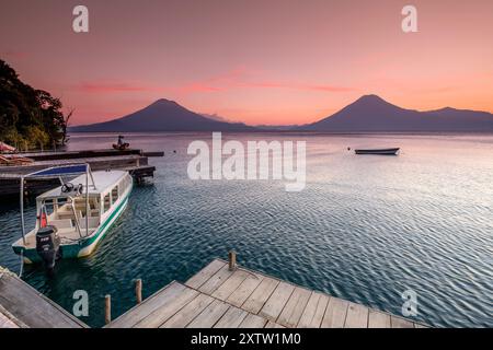 Amarrages traditionnels et volcans d'Atitlan 3537 M. et San Pedro 3020 M. Lac Atitlan, département de Sololá, République du Guatemala, Amérique centrale Banque D'Images