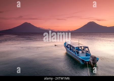 Amarrages traditionnels et volcans d'Atitlan 3537 M. et San Pedro 3020 M. Lac Atitlan, département de Sololá, République du Guatemala, Amérique centrale Banque D'Images