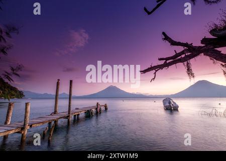 Amarrages traditionnels et volcans d'Atitlan 3537 M. et San Pedro 3020 M. Lac Atitlan, département de Sololá, République du Guatemala, Amérique centrale Banque D'Images