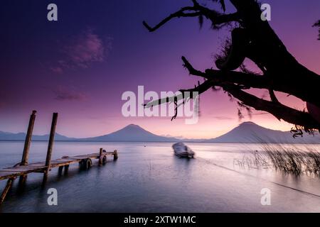 Amarrages traditionnels et volcans d'Atitlan 3537 M. et San Pedro 3020 M. Lac Atitlan, département de Sololá, République du Guatemala, Amérique centrale Banque D'Images