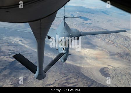 Ravitaillement aérien du B-1B lancer à la base aérienne de Nellis, Nevada, le 19 juillet 2023. (Photo de l'US Air Force par William R. Lewis) Banque D'Images