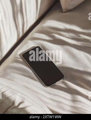 Maquette photo de l'appareil sur canapé, textile, maquette, style moderne et esthétique, maquette de smartphone beige esthétique Banque D'Images