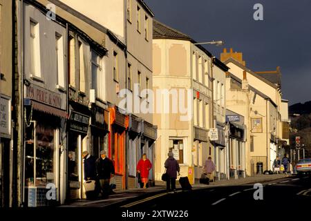 Ville galloise Mountain Ash, les gens font du shopping dans Oxford Street, la rue principale de la ville. Mountain Ash, Glamorgan, pays de Galles années 1998 1990 Royaume-Uni HOMER SYKES Banque D'Images