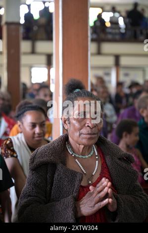 PAPOUASIE-NOUVELLE-GUINÉE, province Eastern Highlands, Goroka, église catholique coeur Immaculé de Marie paroisse, messe sainte, femme avec croix de cendres sur le front Banque D'Images