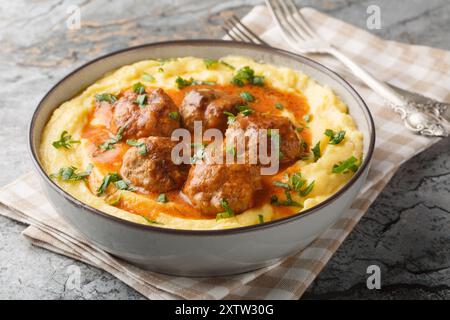 Boulettes de viande italiennes classiques avec polenta crémeuse en gros plan sur le bol sur la table. Horizontal Banque D'Images