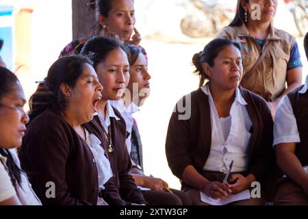 Cours de formation pour le personnel du centre médical, San Bartolomé Jocotenango, municipalité du département de Quiché, Guatemala, Amérique centrale Banque D'Images