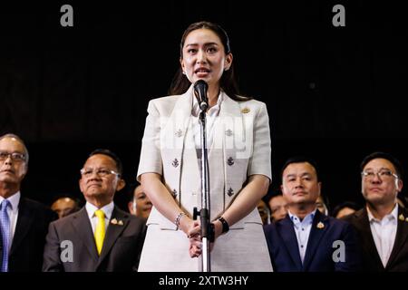 Bangkok, Thaïlande. 16 août 2024. Paetongtarn Shinawatra, le leader du parti Pheu Thai, lors d'un événement de presse après avoir reçu les votes nécessaires pour devenir le prochain premier ministre thaïlandais, au bâtiment Voice TV à Bangkok, Thaïlande, le vendredi 16 août 2024. (Crédit image : © Andre Malerba/ZUMA Press Wire) USAGE ÉDITORIAL SEULEMENT! Non destiné à UN USAGE commercial ! Banque D'Images