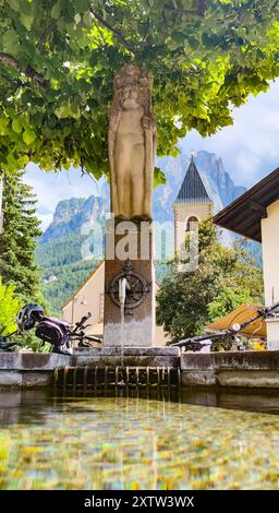 Fontaine d'eau au milieu des Dolomites, village de Seis am Schlern dans la région de Bolzano. En arrière-plan, Schlern peak. Banque D'Images