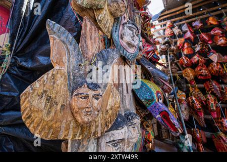 Saints syncrétiques en bois, marché traditionnel, Chichicastenango, Quiché, Guatemala, Amérique centrale Banque D'Images