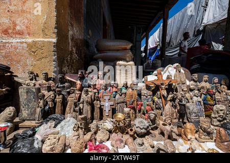Saints syncrétiques en bois, marché traditionnel, Chichicastenango, Quiché, Guatemala, Amérique centrale Banque D'Images