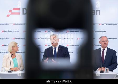 AUTRICHE ; VIENNE ; 20240816 ; président du Parti populaire autrichien (OeVP) Karl Nehammer (C.), ministre de la Défense Klaudia Tanner (L.), ministre de l'intérieur Gerhard Karner lors d'une conférence de presse au siège de l'OeVP à Vienne le 16 août 2024. /// Österreich ; WIEN ; 20240816 ; Parteiobmann der Österreichischer Volkspartei ( ÖVP) Karl Nehammer (M.) Verteidigungsministerin Klaudia Tanner (L.) Innenminister Gerhard Karner während einer Pressekonferenz in der ÖVP Zentrale in Wien am 16. Août 2024. - 20240816 PD1746 Banque D'Images