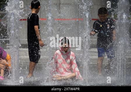 Séoul, Corée du Sud. 16 août 2024. Les enfants jouent dans la fontaine au milieu d'une canicule à Séoul, Corée du Sud, le 16 août 2024. Crédit : Jun Hyosang/Xinhua/Alamy Live News Banque D'Images