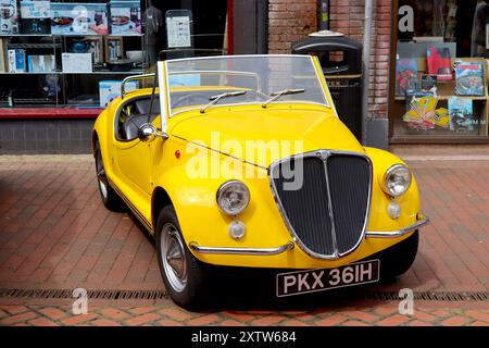 1970 Fiat 500 gamine carrossée par Vignale sur un modèle Fiat Nuova 500, souvent appelé Noddy car, surtout lorsqu'elle est finie en jaune vif. Banque D'Images