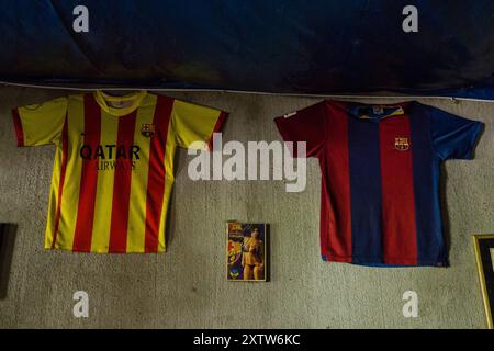 Maillots du club de football de Barcelone sur un mur de bar, Lancetillo, la Parroquia, Reyna area, Quiche, Guatemala, Amérique centrale Banque D'Images