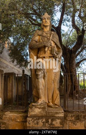 La statue du roi Alfons XI dans l'Alcazar à Cordoue, Andalousie, Espagne Banque D'Images