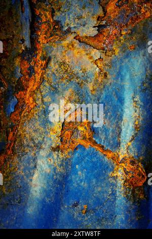 Surface métallique rouillée avec peinture de fond minable. Texture de peinture fissurée bleue sur une tôle de fer. Fragment d'une vieille porte métallique, corrosion métallique. Banque D'Images