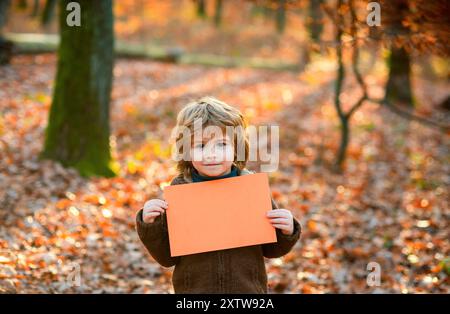 Automne. Tableau publicitaire de garde d'enfants, publicité de tableau vierge, annonces, messages, feuille de papier vide. Soldes de saison. Remise. Vendredi noir. Marketing Banque D'Images