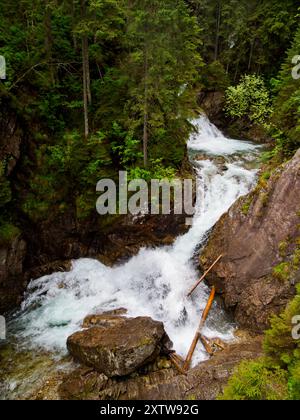 Wodogrzmoty aussi les chutes d'eau de Mickiewicz - chutes d'eau dans les Hautes Tatras créées à partir de trois plus grandes cascades sur le ruisseau Roztoka dans le Roztoka Banque D'Images