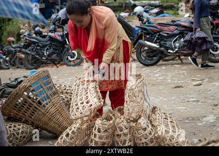 Articles ménagers en osier au bazar Haat à Khandbari, district de Sankhuwasabha. Népal. L'embrayage comme panier est appelé Perungo. Banque D'Images