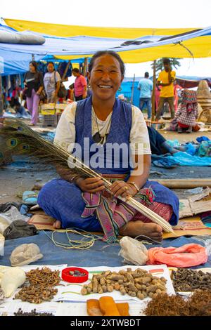 Une sherpa de la région de Makalu vend des herbes médicinales et des épices au bazar Haat à Khandbari, district de Sankhuwasabha. Népal. Banque D'Images