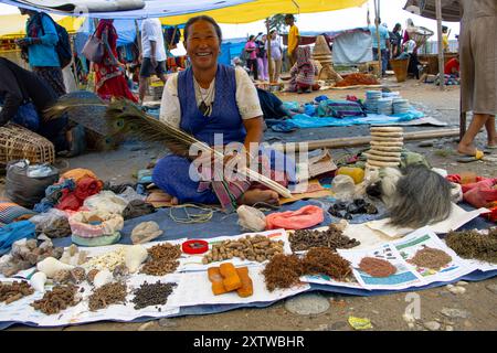 Une sherpa de la région de Makalu vend des herbes médicinales et des épices au bazar Haat à Khandbari, district de Sankhuwasabha. Népal. Banque D'Images