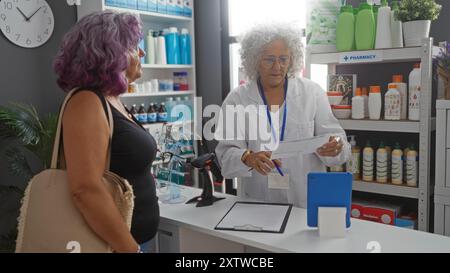 Pharmacien aidant une femme âgée dans une pharmacie avec divers produits affichés derrière le comptoir Banque D'Images