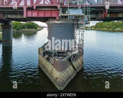 Ancienne jetée de pont en acier en cours de rénovation avec échafaudage érigé sur le pont au-dessus Banque D'Images