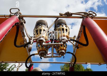 Brûleurs à gaz de montgolfières vus d'en bas avec ciel bleu nuageux. Banque D'Images