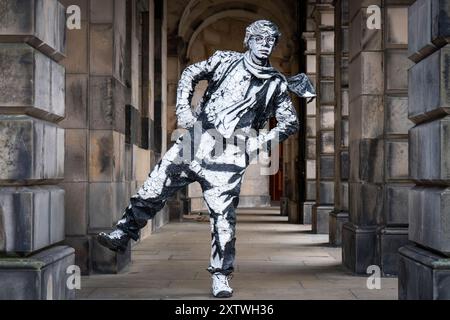 L'artiste Estevan Mortensen, originaire de l'Équateur, se produit en tant que « statue vivante » sur le Royal Mile tout au long du Festival Fringe d'Édimbourg. Son personnage de « pochoir humain » est inspiré par le Street-artiste Banksy. Date de la photo : vendredi 16 août 2024. Banque D'Images