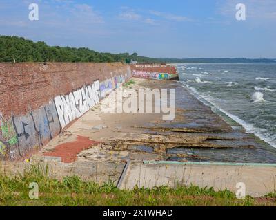 Binz, Allemagne - 10 juillet 2024 : la plage près des bâtiments de Prora par une journée ensoleillée Banque D'Images