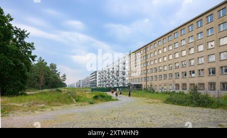 Binz, Allemagne - 10 juillet 2024 : les bâtiments de Prora sur l'île de ruegen par une journée ensoleillée Banque D'Images