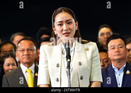 Bangkok, Thaïlande. 16 août 2024. Paetongtarn Shinawatra (C), premier ministre nouvellement élu de Thaïlande, prend la parole lors d'une conférence de presse après avoir remporté le vote parlementaire au siège du Parti Pheu Thai à Bangkok, Thaïlande, le 16 août 2024. Paetongtarn Shinawatra, un candidat soutenu par la coalition thaïlandaise Pheu Thai, a été élu nouveau premier ministre du pays vendredi après avoir remporté une majorité simple lors d'un vote parlementaire. Crédit : Rachen Sageamsak/Xinhua/Alamy Live News Banque D'Images