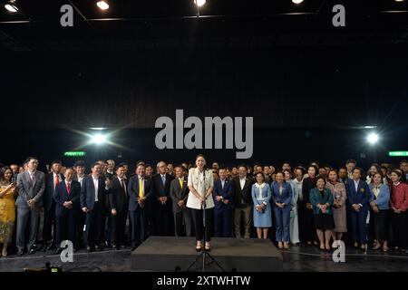 Bangkok, Thaïlande. 16 août 2024. Paetongtarn Shinawatra (C), premier ministre nouvellement élu de Thaïlande, prend la parole lors d'une conférence de presse après avoir remporté le vote parlementaire au siège du Parti Pheu Thai à Bangkok, Thaïlande, le 16 août 2024. Paetongtarn Shinawatra, un candidat soutenu par la coalition thaïlandaise Pheu Thai, a été élu nouveau premier ministre du pays vendredi après avoir remporté une majorité simple lors d'un vote parlementaire. Crédit : Rachen Sageamsak/Xinhua/Alamy Live News Banque D'Images