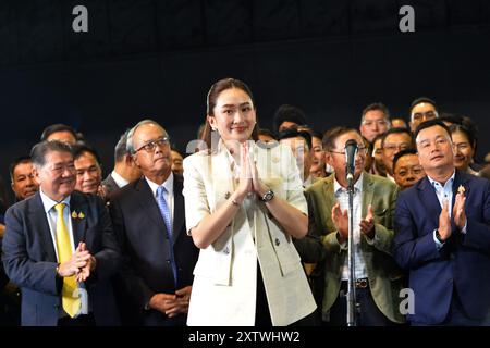 Bangkok, Thaïlande. 16 août 2024. Paetongtarn Shinawatra (C), premier ministre nouvellement élu de Thaïlande, réagit lors d'une conférence de presse après avoir remporté le vote parlementaire au siège du Parti Pheu Thai à Bangkok, Thaïlande, le 16 août 2024. Paetongtarn Shinawatra, un candidat soutenu par la coalition thaïlandaise Pheu Thai, a été élu nouveau premier ministre du pays vendredi après avoir remporté une majorité simple lors d'un vote parlementaire. Crédit : Rachen Sageamsak/Xinhua/Alamy Live News Banque D'Images