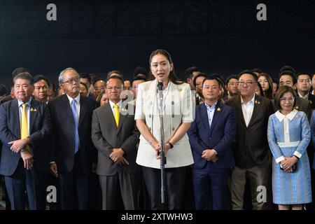 Bangkok, Thaïlande. 16 août 2024. Paetongtarn Shinawatra (C), premier ministre nouvellement élu de Thaïlande, prend la parole lors d'une conférence de presse après avoir remporté le vote parlementaire au siège du Parti Pheu Thai à Bangkok, Thaïlande, le 16 août 2024. Paetongtarn Shinawatra, un candidat soutenu par la coalition thaïlandaise Pheu Thai, a été élu nouveau premier ministre du pays vendredi après avoir remporté une majorité simple lors d'un vote parlementaire. Crédit : Rachen Sageamsak/Xinhua/Alamy Live News Banque D'Images