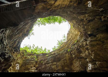 Le gouffre 'ProVal' au-dessus du lac souterrain du même nom. Pyatigorsk, Russie Banque D'Images