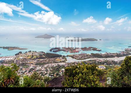 Une vue aérienne de l'île de Mahé aux Seychelles, montrant les eaux turquoises, la végétation luxuriante et la charmante ville de Victoria Banque D'Images