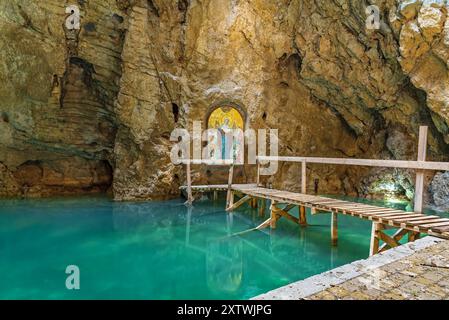 Lac souterrain 'ProVal' ('Sinkhole'), Pyatigorsk, Russie Banque D'Images