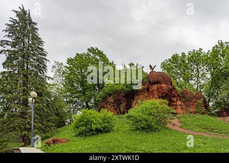 Pierres rouges sur le territoire du parc de la station de Kislovodsk. Kislovodsk. Russie Banque D'Images